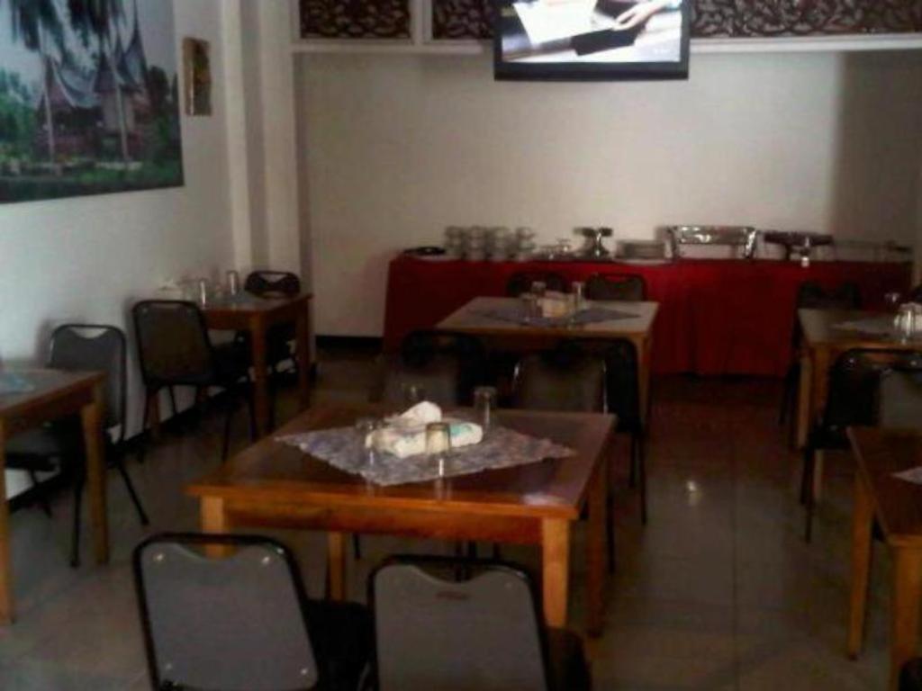 Ambun Suri Hotel Букиттинги Экстерьер фото