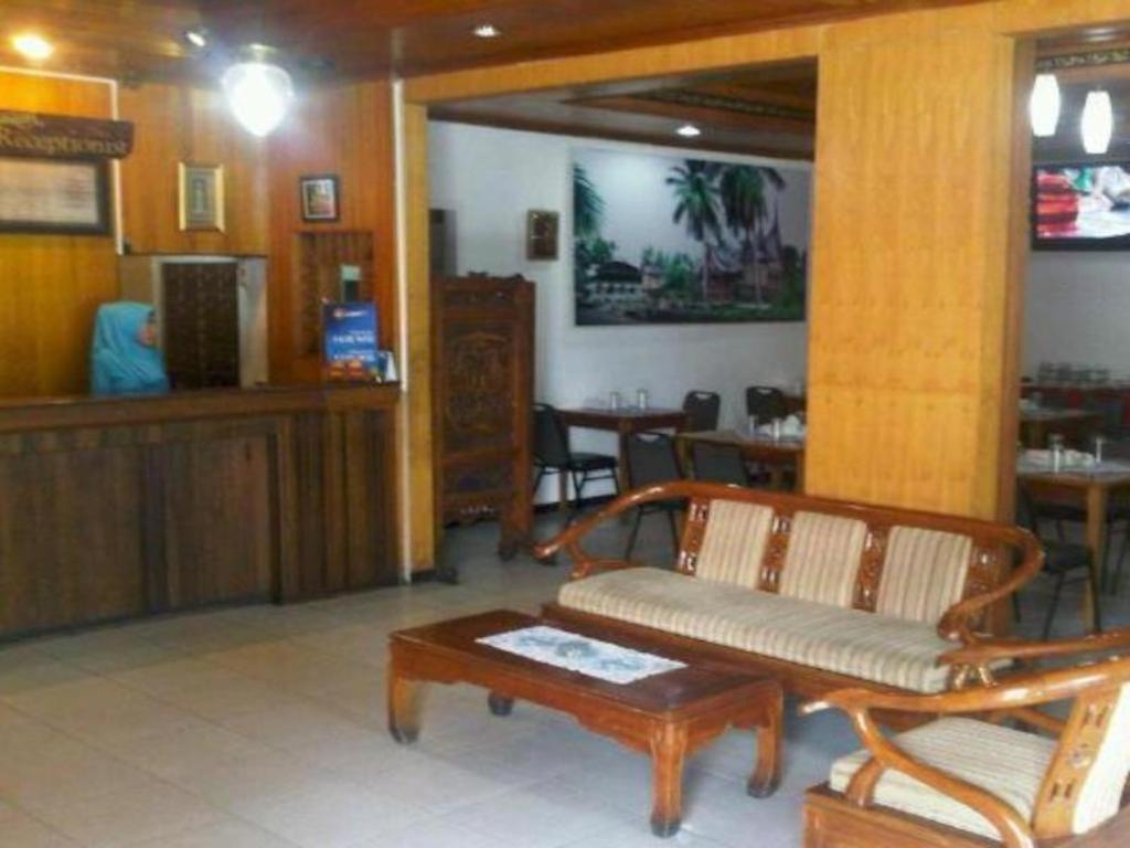 Ambun Suri Hotel Букиттинги Экстерьер фото