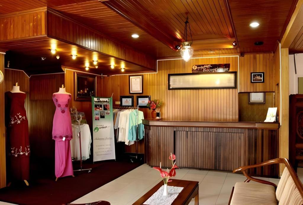 Ambun Suri Hotel Букиттинги Экстерьер фото