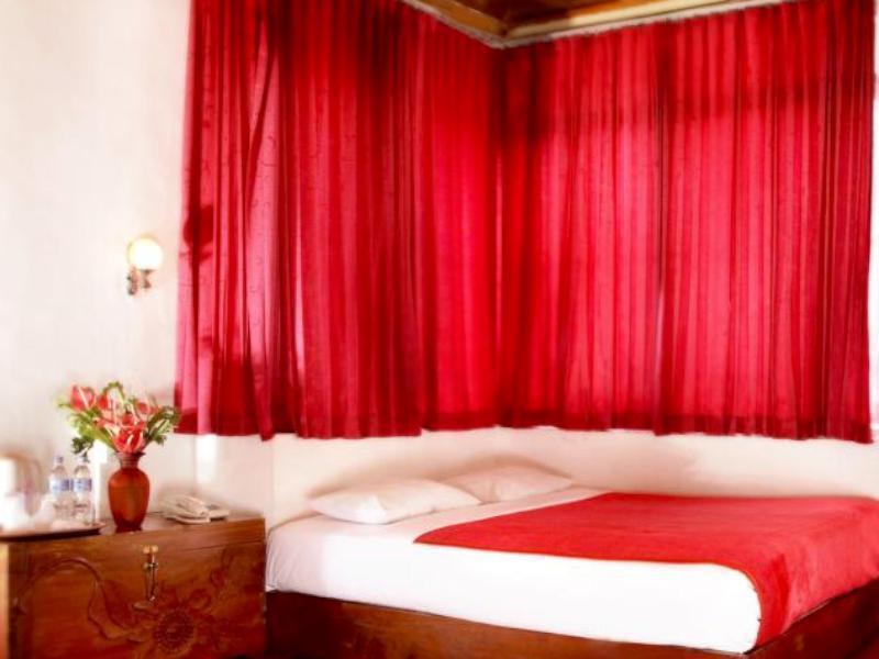 Ambun Suri Hotel Букиттинги Экстерьер фото
