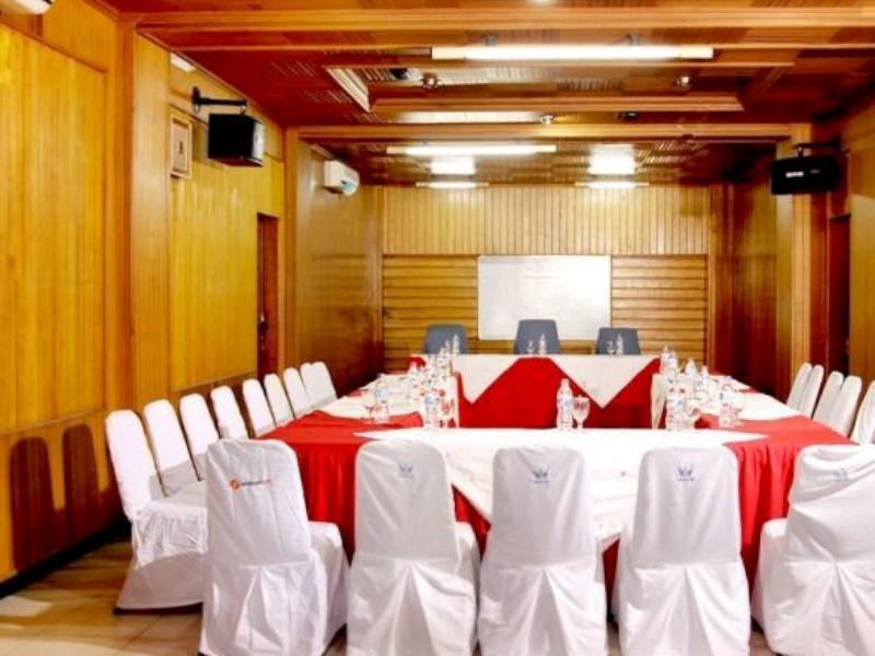 Ambun Suri Hotel Букиттинги Экстерьер фото