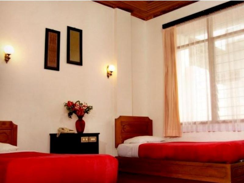Ambun Suri Hotel Букиттинги Экстерьер фото
