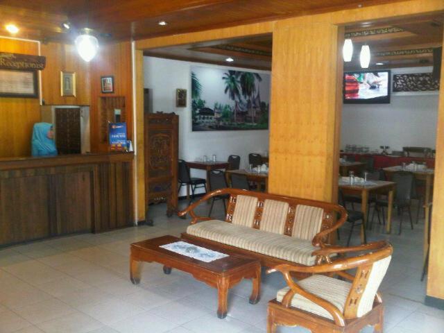 Ambun Suri Hotel Букиттинги Экстерьер фото