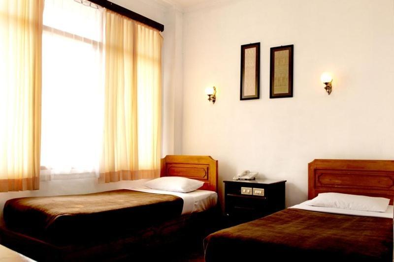 Ambun Suri Hotel Букиттинги Экстерьер фото