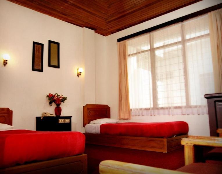 Ambun Suri Hotel Букиттинги Экстерьер фото