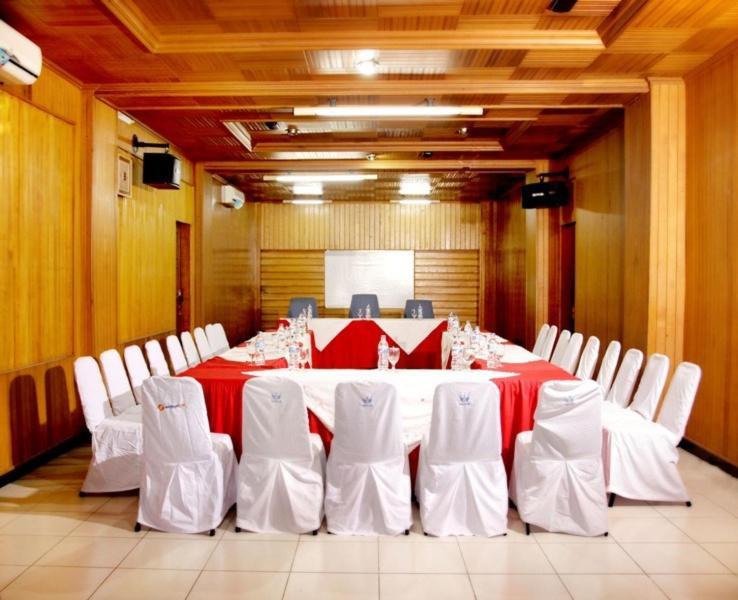 Ambun Suri Hotel Букиттинги Экстерьер фото