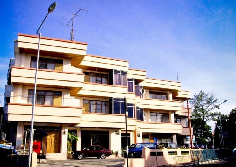Ambun Suri Hotel Букиттинги Экстерьер фото